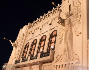 Тем временем труппа Shen Yun World Company дала три концерта в техасском Форт-Уорте при полном аншлаге. Концертный зал Bass Performance Hall построен в стиле классических европейских оперных театров. Его фасад украшают скульптуры двух ангелов высотой 14,5 метра. (Фото виолончелистки Даниэллы Ван)