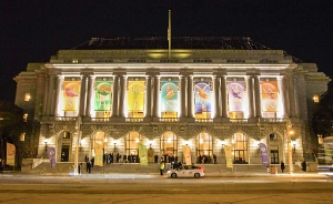 Труппа Shen Yun International Company для выступлений в Сан-Франциско выбрала Военный мемориальный оперный театр. В этом году там прошло восемь аншлаговых концертов. Какой вид вам нравится больше: днём или ночью?