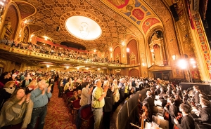 В этом году у нас было два аншлаговых концерта в Род-Айленде. Shen Yun украсил сцену Providence Performing Arts Center – центра исполнительских искусств на 3000 мест, включённого в Национальный реестр исторических мест США. В 1998 году великолепный интерьер театра отреставрировали, и теперь он выглядит так же замечательно, как в 1928-ом.