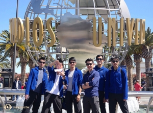 Посещая Калифорнию, как же можно не побывать на Universal Studios! Танцоры Чэд Чэнь, Бэнь Чэнь, Лео Ли, местный гид Сэм Пу, танцоры Цзунь Лян и Дэниэл Сунь (слева направо) на экскурсии в знаменитом тематическом парке Лос-Анджелеса в выходной день после выступления в театре Microsoft. (Автор фото: директор производства Грегори Сюй)