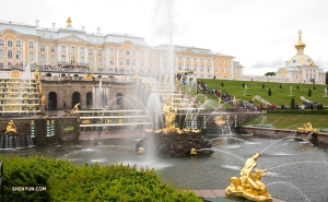 В садах Петергофа в Санкт-Петербурге на 200 га земли расположились более 200 статуй и 144 фонтана. Один только Большой каскад на ступеньках дворца включает 64 фонтана.