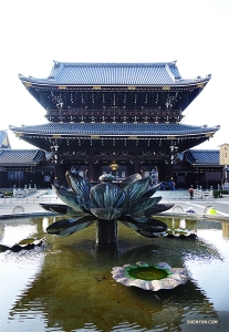 При посещении храма Хигаси Хонган-дзи (東 本 願 寺) танцор Джефф Чуан находит в бассейне огромный фонтан в форме лотоса. 