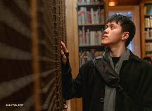 Монти Моу просматривает полки с книгами о танцах и опере в библиотеке-музее дворца Гарнье. (Автор фото: Эндрю Фун)